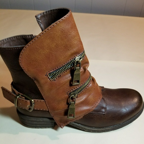 Shoes - Cute side zip up booties